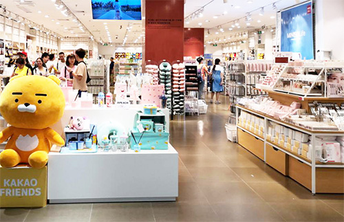 How is the layout of Miniso shelves arranged?