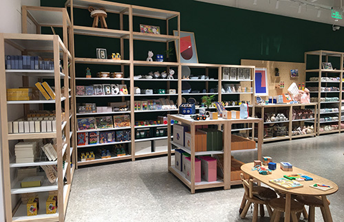 Selection of display shelves for maternity and baby stores, principles of product display _ Datang Display Shelf Factory