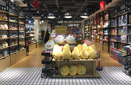 How can boutique stores utilize display shelf planning to retain customers