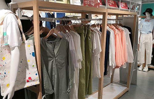 How to properly place the shelves in a clothing store
