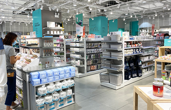 What issues should be noted when placing boutique shelves
