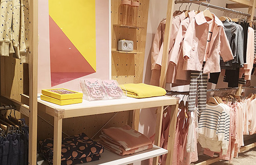 Shelf manufacturers tell you how to define clothing store shelves!
