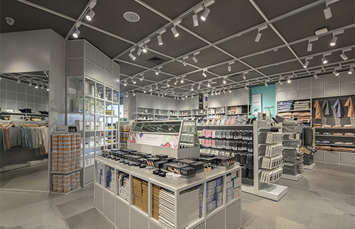 The characteristics and functions of modern boutique department store shelves