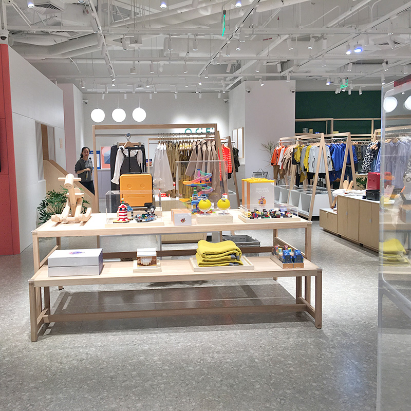 Fashionable and minimalist all solid wood children's clothing shelves, mother and baby shelves, custom-made by manufacturers