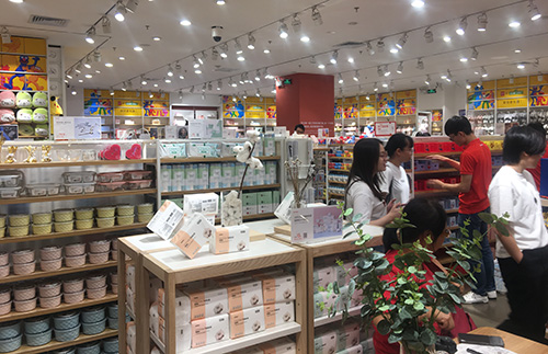 How can department stores place shelves to attract customers