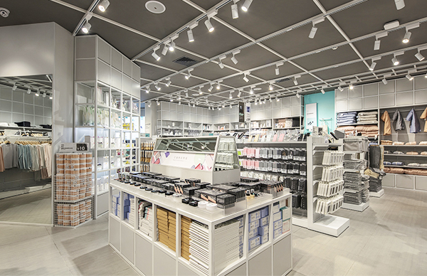 Do you know the characteristics of steel and wood shelves in boutique stores?