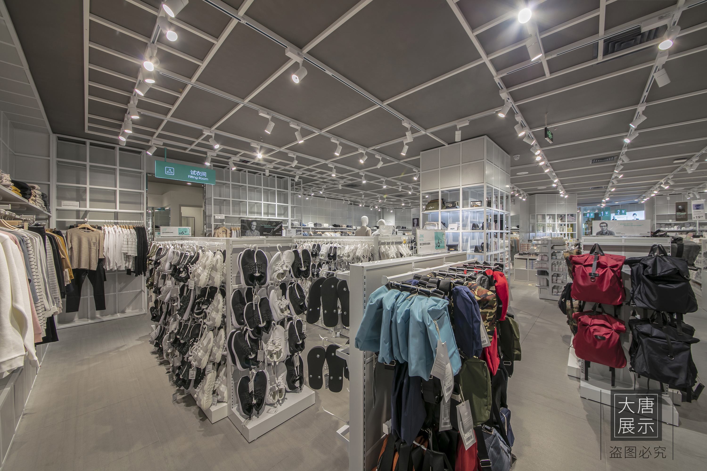 How to choose boutique shelves for opening a boutique store